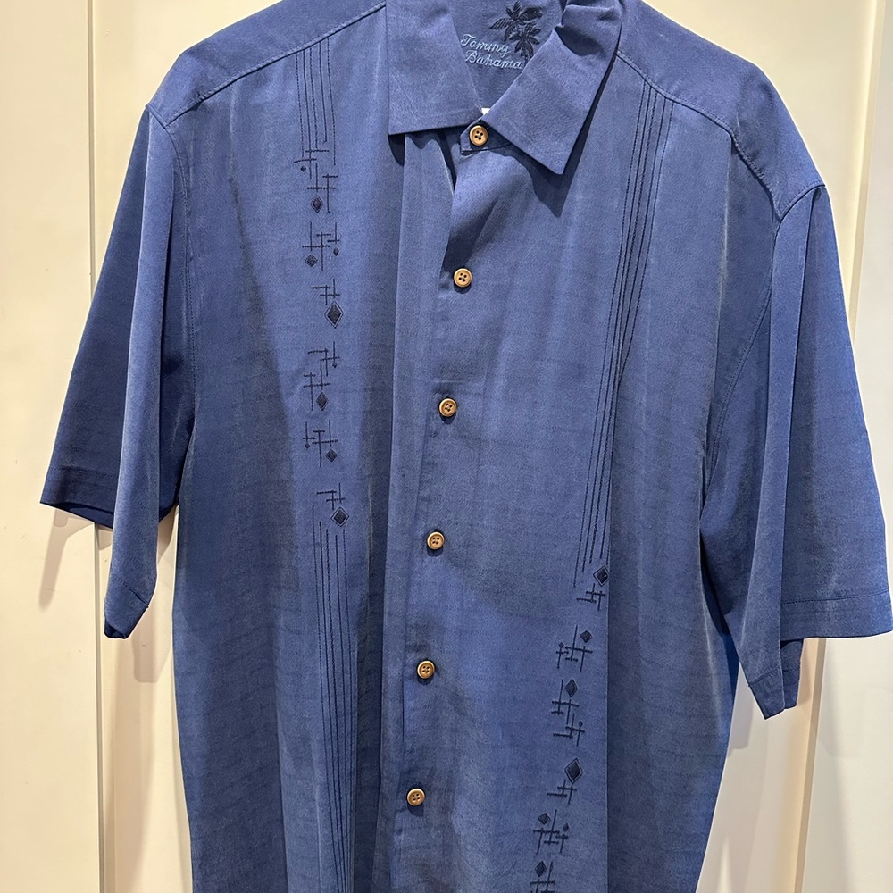 Lightly worn. Tommy Bahama 100% silk short sleeve men’s shirt